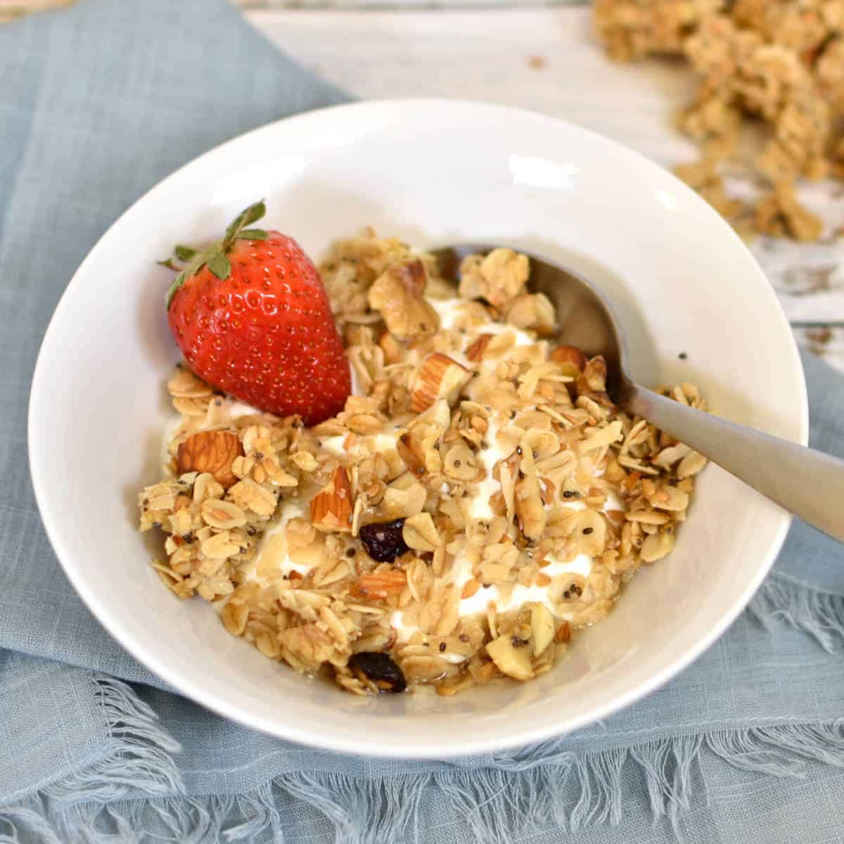 granola com iogurte e morango no pote