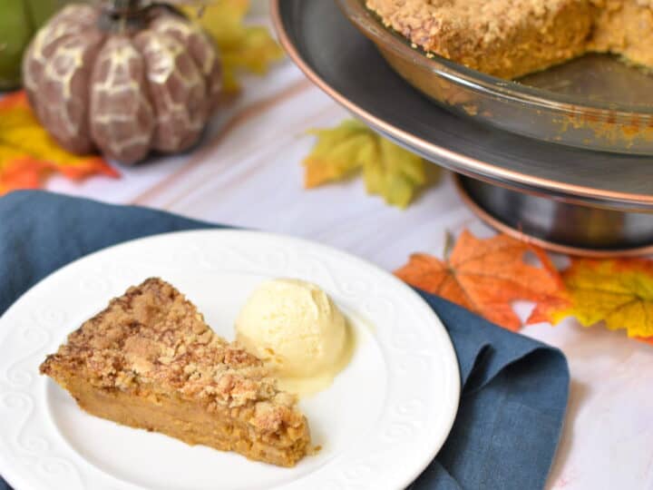 Crustless pumpkin pie with streusel topping
