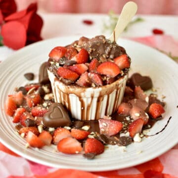 Sobremesa romântica - suflê de chocolate com morangos, calda de Nutella, picolé e amêndoas