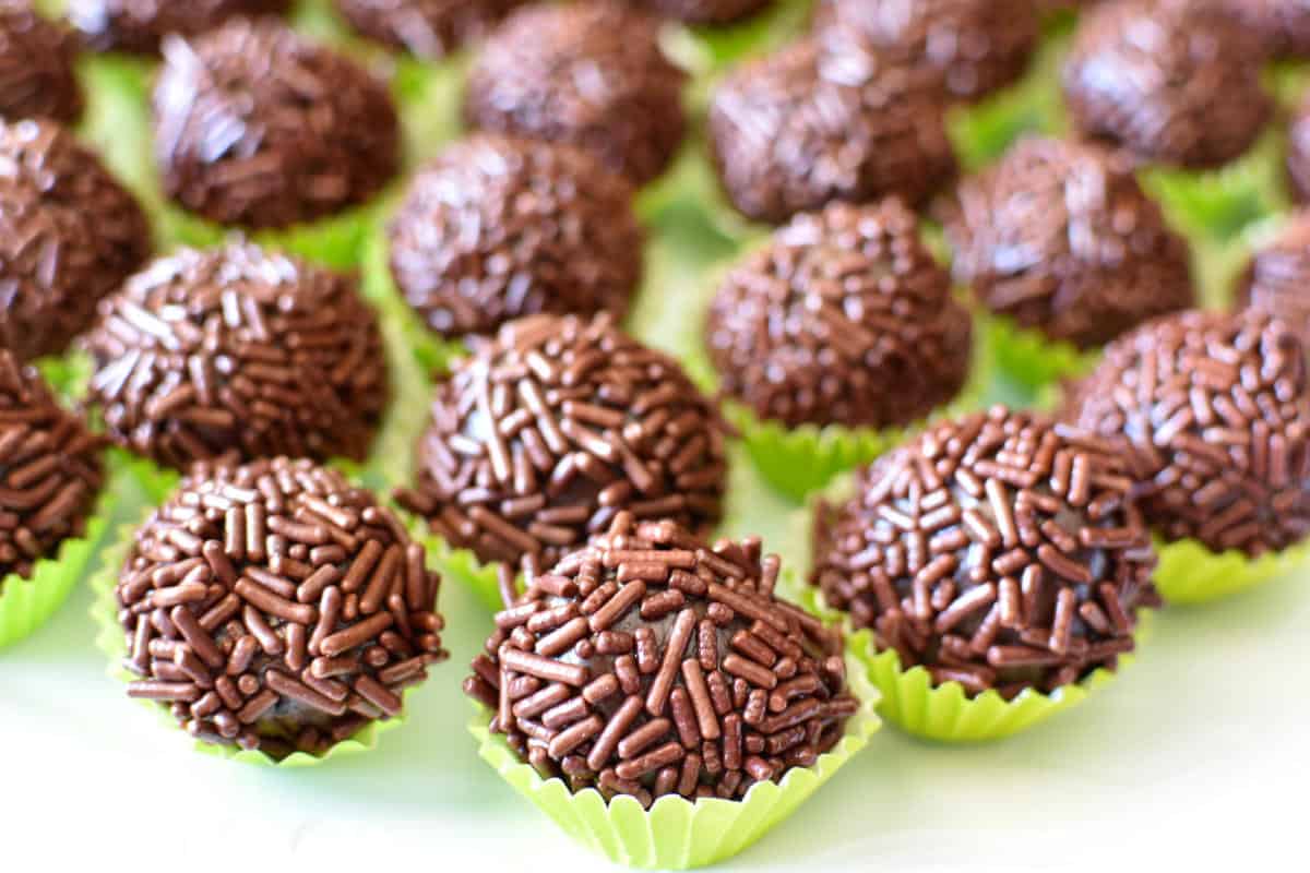 many brigadeiros in candy cups
